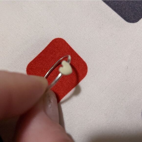 Size 8 silver tone heart fashion ring - Picture 3 of 8